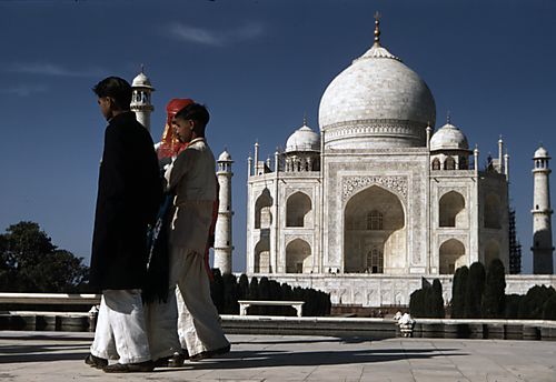 Men and Taj Mahal