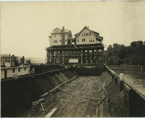 Two homes on a barge (3)