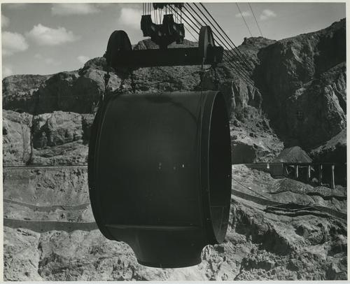 Pipe section transport at the Hoover Dam (2)