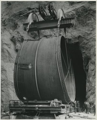 Pipe section transport at the Hoover Dam (3)