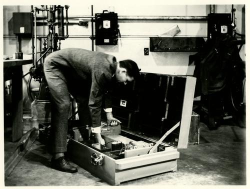 Modified carrying case for large Bamberg Torsion Balance