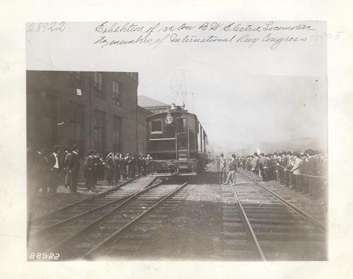 Exhibition of electric locomotive to members of the International Railway Congress
