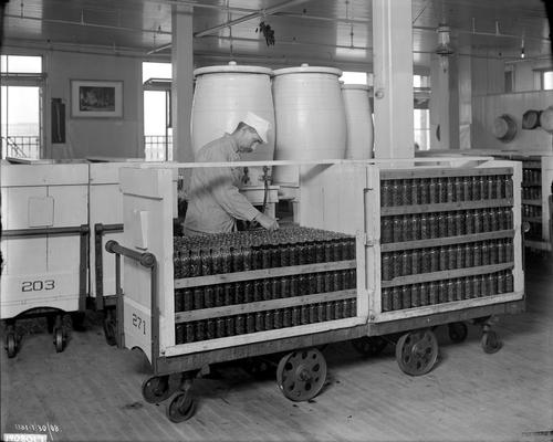 Filing jars of pickles with vinegar