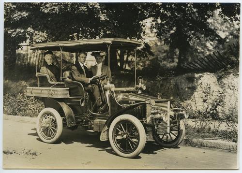 Thomas R. Hartley and Family in Vehicle
