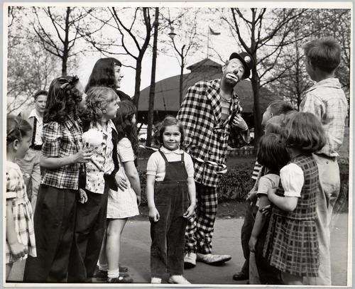 Clown and children at Kennywood Park