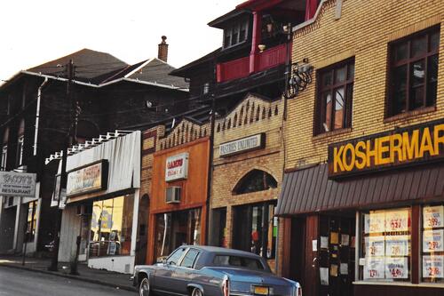 Businesses on Murray Avenue between Hobart and Douglas Streets