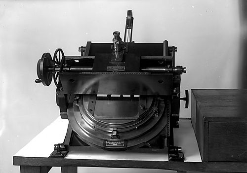 Parallax measuring machine