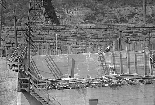 West Carson Street Wall