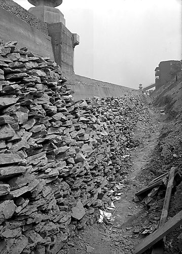 Bigelow Boulevard Wall