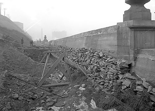 Construction of Bigelow Boulevard Wall