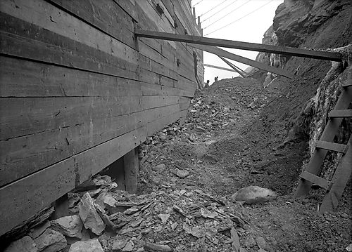Construction of Bigelow Boulevard Wall