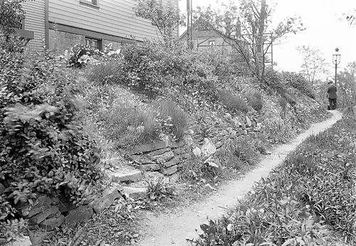 Singer Place Path