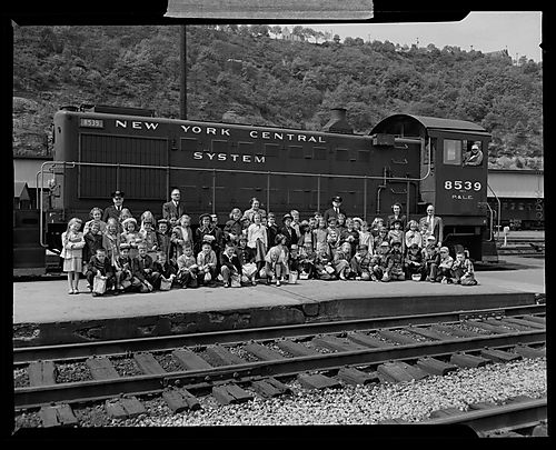 School Children with P&LE Engine 8539