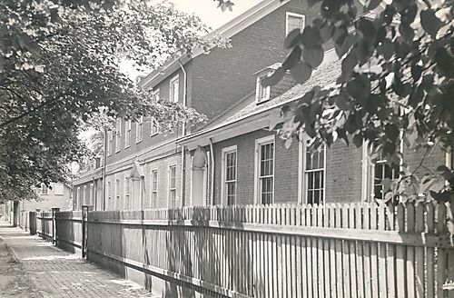 Great House, Economy, street side