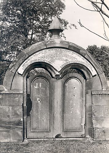 Harmonites' Cemetery, Entrance Gate, interior
