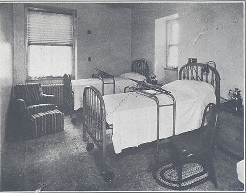 A semi-private hospital room in the Centre Avenue Montefiore Hospital