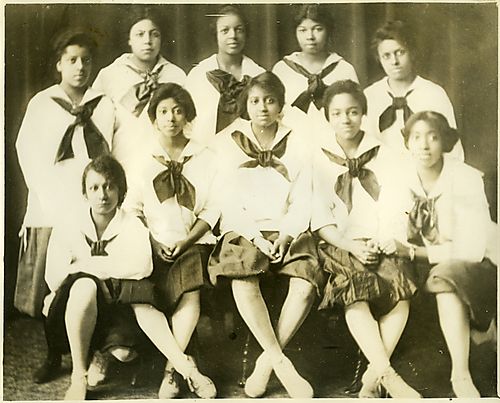 Della Robbia Girls basketball team