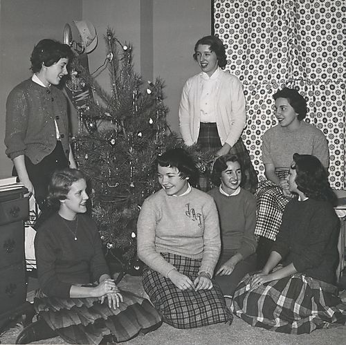 Sophomores gather around Christmas Tree