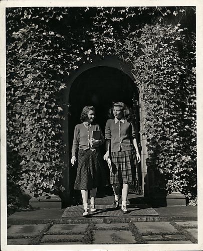 Classmates Stroll through the Enclave of Andrew Mellon Hall