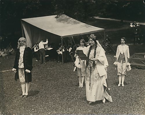 Elizabeth Wattles as the Step-Mother Queen